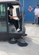 揚子全封閉掃地車，客戶上門試機中！